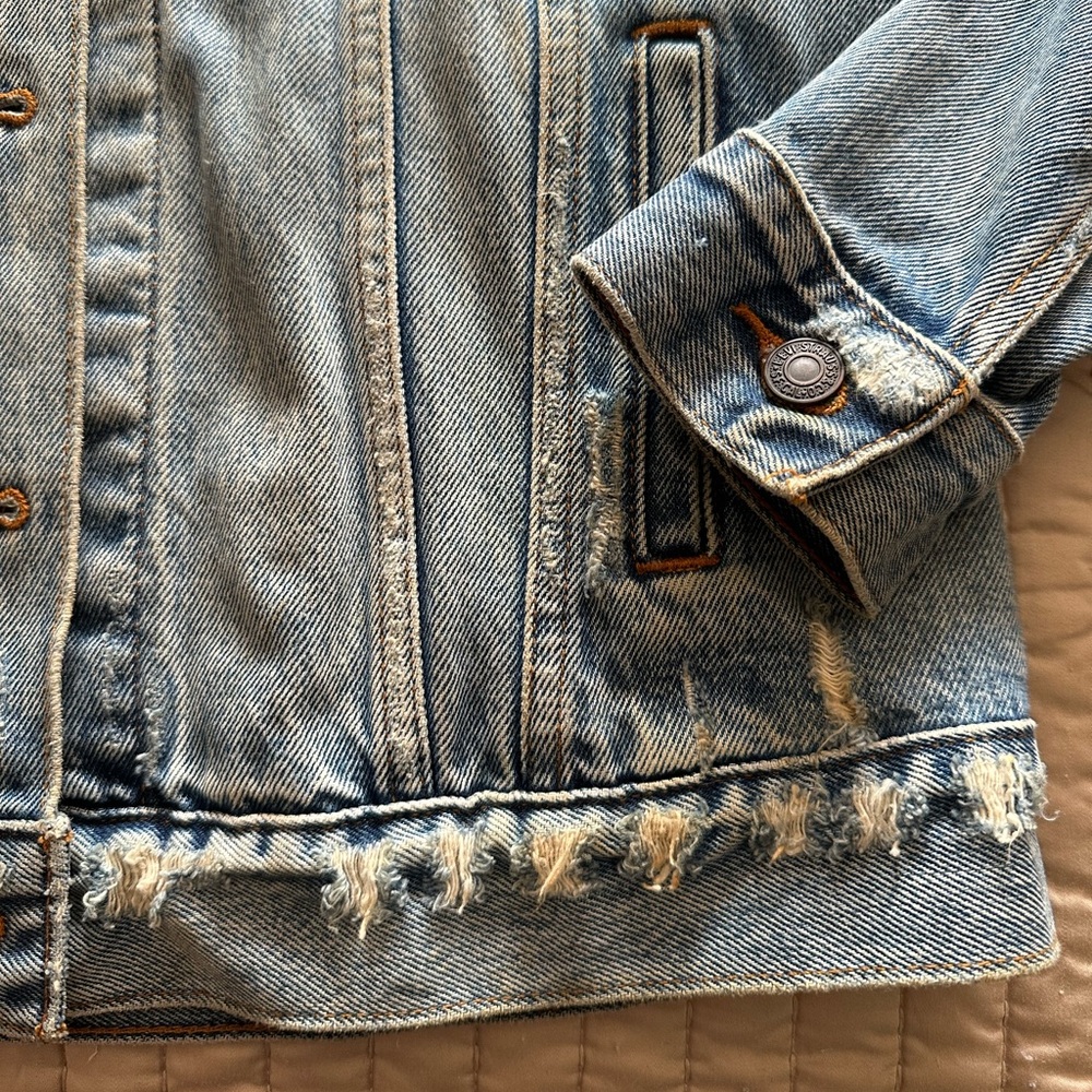 Levi’s Classic Jean Jacket - Picture 2 of 9